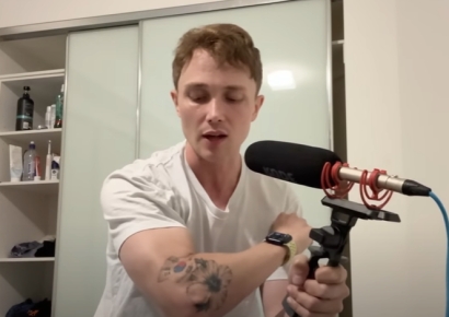 "외국인이 왜 태극기 문신했나"…日 공항서 취조실 끌려간 스웨덴 유튜버