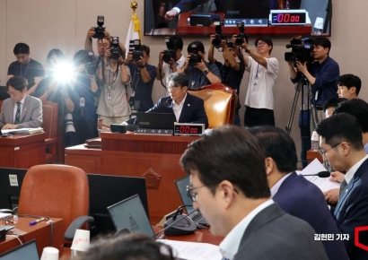 [포토] 의사봉 두드리는 이춘석 법사위원장