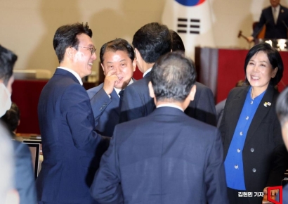 [포토] 의원들과 인사하는 김민석