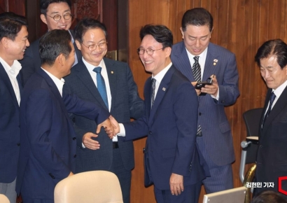 [포토] 동료 의원들과 인사하는 김민석 총리 후보자