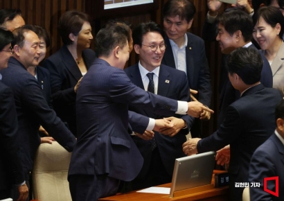 [포토] 총리 인준안 국회 통과…축하받는 김민석
