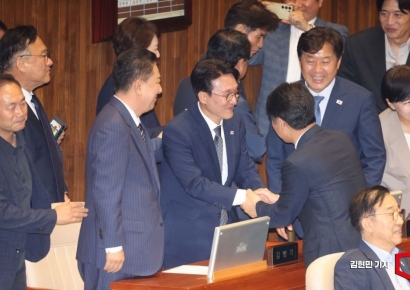 [포토] 김민석 총리후보 인준안 국회 통과…국민의힘, 표결 불참