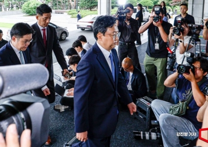 [포토] 중앙지검으로 들어서는 정진우 신임 서울중앙지검장
