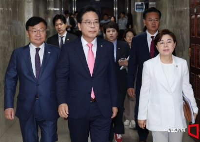 [포토] 원내대책회의 향하는 국민의힘 지도부