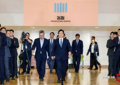 [포토] 취임식장 들어서는 정진우 서울중앙지검장