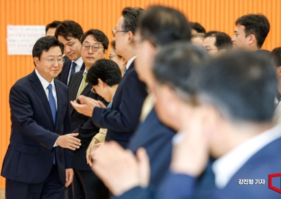[포토] 취임식 마친 뒤 직원들과 인사하는 정진우 서울중앙지검장