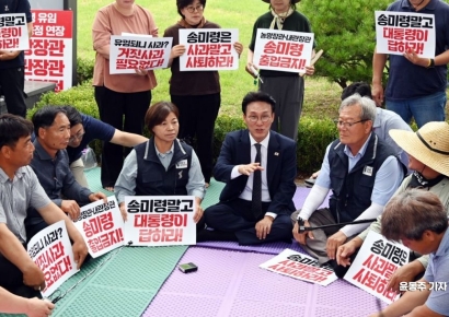 [포토] 농민들과 대화하는 김민석 총리