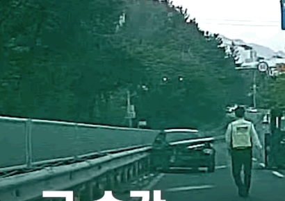 차량 사고에 도로 막히자 지게차 몰고 온 시민 '번쩍'