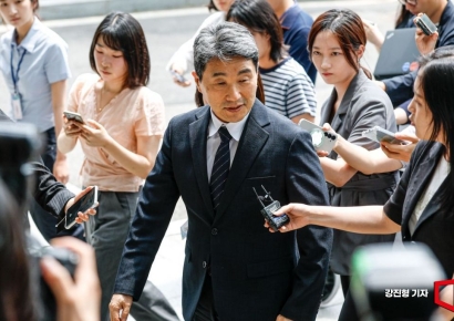 [포토] 취재진 질문 받는 이주호 사회부총리