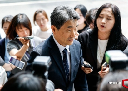 [포토] 내란 특검 사무실 들어서는 이주호 사회부총리