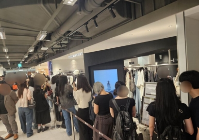 "한국 도착하자마자 왔어요"…'할인폭에 만족' 외국인·MZ 오픈런하는 K패션관[르포]