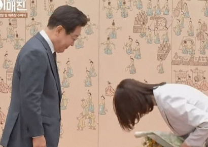 "고개 너무 숙이지 마세요"…李대통령, 김민석 총리 부인에 꽃다발 주며 한 말 