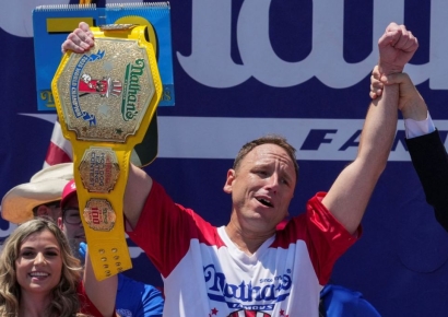 '푸드 파이터' 챔피언의 귀환…美서 10분 동안 핫도그 70개 '꿀꺽'