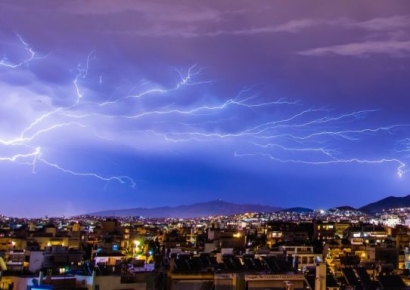 실내에서도 번개 맞는다…충전 중 감전된 10대 소녀