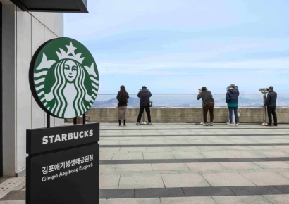 예약에 검문까지 받고 스타벅스 간다고?…벌써 12만명 다녀갔다