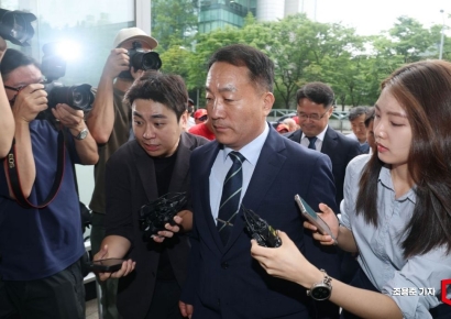 [포토] 취재진 질문에 묵묵부답