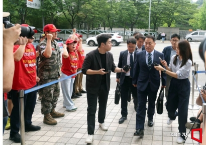 [포토] 김계환 출석, 진상규명 외치는 해병대예비연 연대