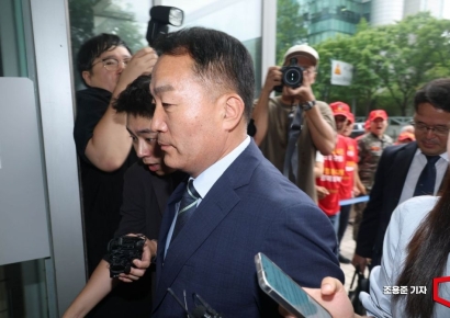 [포토] 특검 사무실 들어가는 김계환 