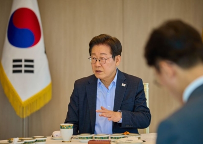 北주민 6명 송환 방침에 李대통령 "본인 의사에 따르는 게 좋아"