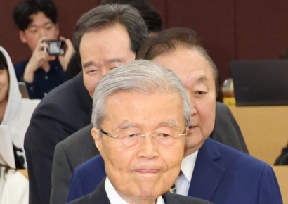 李대통령, 14개국에 특사 파견 추진…美 김종인·日 정세균·中 박병석 거론