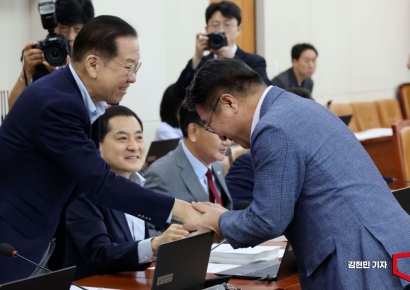 [포토] 권영세와 인사하는 윤호중 행안장관 후보자