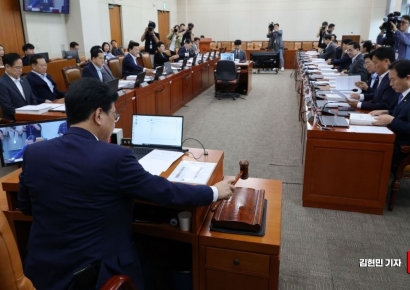 [포토] 의사봉 두드리는 송언석 기재위원장