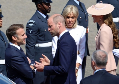 "내민 손 외면하고 지나쳐"…마크롱, 영부인 행동에 '머쓱' 