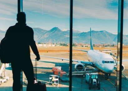 이탈리아서 이륙하는 비행기로 달려간 남성…엔진에 빨려 들어가 사망