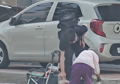 "할머니, 얼른 들어가세요"…폭염 속 등장한 중학생 정체