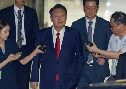 尹, 내란특검에 재구속…머그샷 찍고 서울구치소 3평 독방에 수용