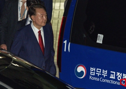 "尹, '방이 좁다' 감옥서 투덜…특권의식 끝을 몰라"