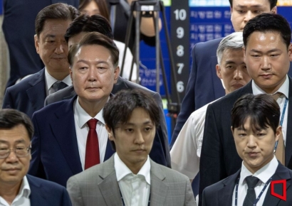 [속보] '재구속' 尹, 내란재판 첫 불참…불출석 사유서 제출