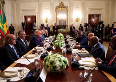 트럼프 "훌륭한 영어" 감탄했더니 '급어색'…언론은 '비난' 무슨일?