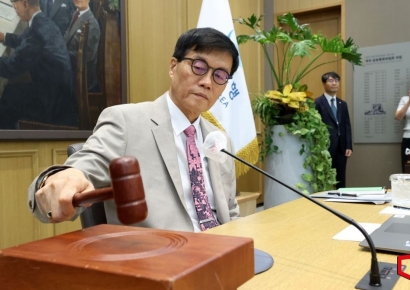 "가계부채 우려에 방점 찍었다" 7월 금리 동결, 당분간 '속도 조절'(종합)