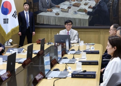 금통위원 "가파른 가계대출 증가…추세 안정 상당기간 모니터링해야"
