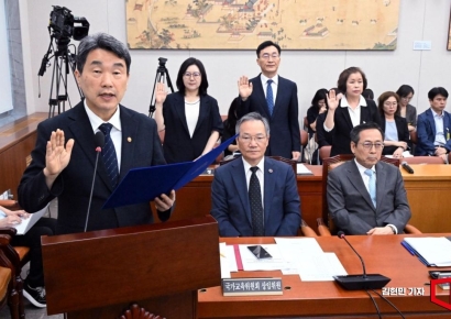 [포토] ‘리박스쿨’ 청문회…증인 선서하는 이주호 부총리