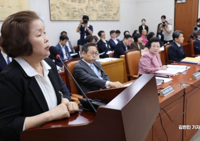 [포토] 의원 질의에 답하는 손효숙 리박스쿨 대표