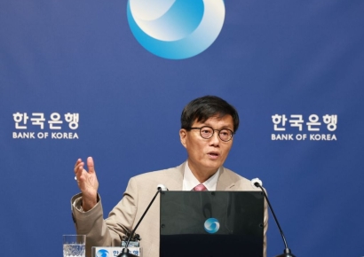 [일문일답]이창용 "집값 잡혀야…기준금리로 자극하지 않을 것"