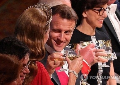 마크롱, 영국 왕세자빈에 윙크…"영부인한테 또 맞을라" 술렁 
