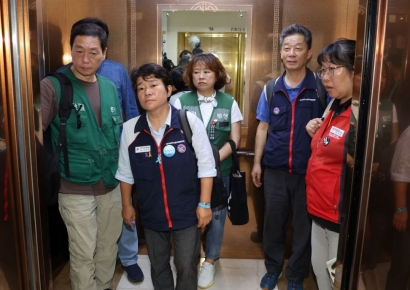 민주노총 "노동자 삶 외면한 공익위원 전원 사퇴 요구"