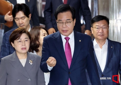 [포토] 원내대책회의 참석하는 송언석 비대위원장