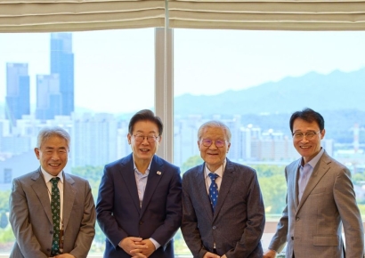 원로 언론인 만난 이재명 대통령…건네받은 쪽지엔 '인의(仁義)정치'