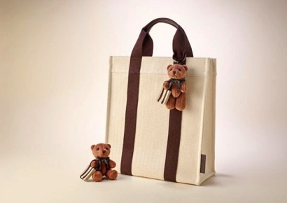 "이거 사러 호캉스 가야겠다" 난리난 맘카페…6년 만에 재출시한 에코백