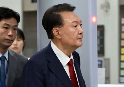 "윤석열 방에 에어컨 놔달라" 지지자 민원 폭주…서울구치소 '난감'