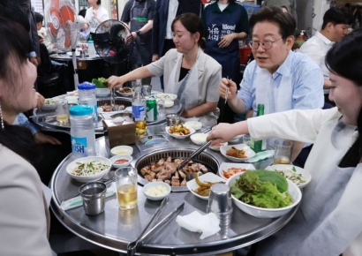 이 대통령, 직원들과 오겹살·소주 '깜짝 회식'…"내수진작에 정부역량 총동원"