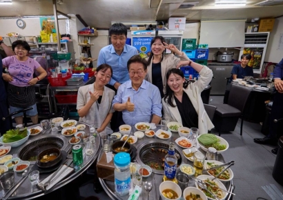 '오겹살에 소맥' 깜짝 회식, 李대통령 "골목이 살아야 경제가 산다"