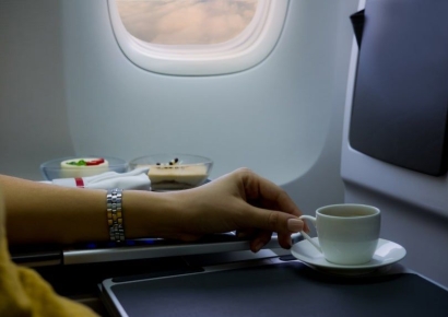 "비행기에서 커피 절대 마시지 말라" 승무원들 또 나온 '폭로'
