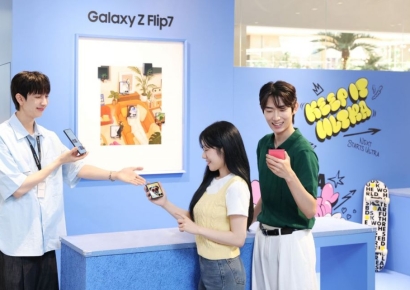 "더현대에서 갤럭시Z 폴드7·플립7 체험해보세요"…한달간 운영