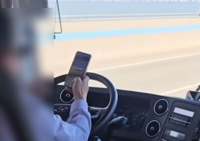 "운전 중 사진 찍고 문자"…공항버스 기사 아찔한 행동에 누리꾼 분노