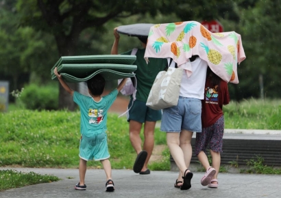 [내일날씨]한풀 꺾이는 '가마솥더위'…월요일 전국 흐리고 비